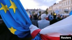 Zeci de mii au protestat la Varșovia și în restul Poloniei pentru o politică mai pro-europeană, 10 octombrie 2021.