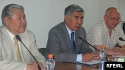 Лидеры оппозиции Серикболсын Абдильдин, Жармахан Туякбай и Владимир Козлов на пресс-конференции. Алматы, 16 июня 2009 года.