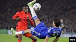 U.K. -- Chelsea's Diego Costa (R) tries an overhead shot next to PSG's Blaise Matuidi during the UEFA Champions League Round of 16 second leg soccer match between Chelsea and Paris Saint-Germain at Stamford Bridge, London, Britain, 11 March 2015. 