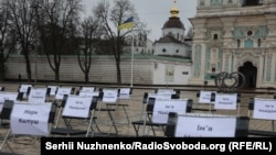 Український ПЕН та Центр громадянських свобод провели правозахисну акцію «Порожні стільці» на Софійській площі в Києві, 15 листопада 2024