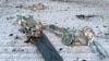 Часткі расейскай крылатай ракеты, зьбітай УСУ Украіны падчас нападу Расеі на Украіну, бачныя ў полі ў Кіеўскай вобласьці, Украіна, 5 сьнежня 2022 года