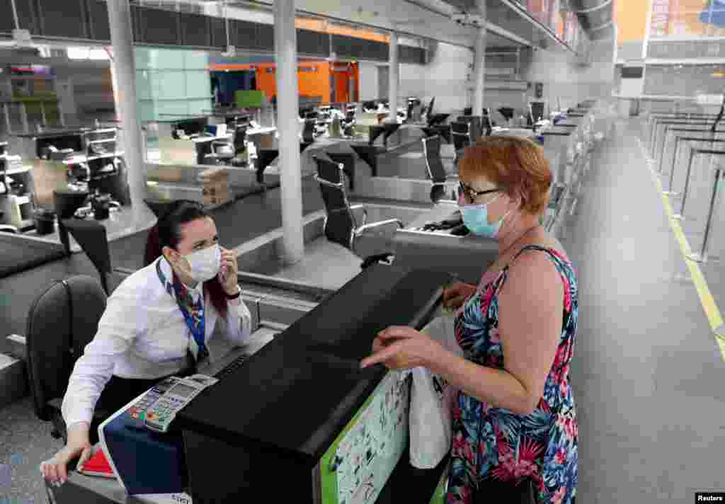 Пасажирка та працівниця міжнародного аеропорту &laquo;Бориспіль&raquo; у захисних масках після зняття карантинних обмежень в Україні, пов&#39;язаних із коронавірусом