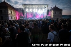 La Cluj-Napoca, cererea pentru locuri de cazare crește spectaculos în perioada festivalurilor precum Untold sau Electric Castle. (Imagine de la Bonțida, Cluj, la a treia editie a festivalului Electric Castle desfășurat la Castelul Banffy)