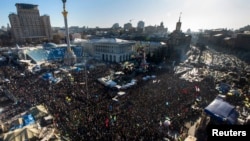 Үкіметке қарсы шеруге шыққан халық. Киев, 2 ақпан 2014 жыл.