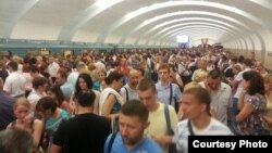 Пассажиры метро, высаженные на станции "Южная"