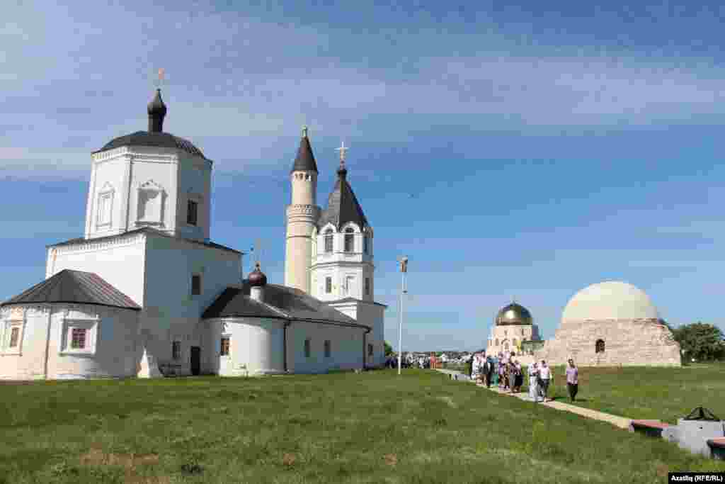 Болгардагы чиркәү, мәчет манаралары һәм төрбә белән "Истәлек билгесе" бинасы 