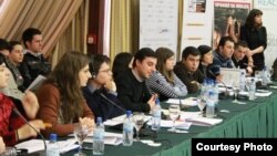 Дебатата насловена „Кои се приоритетите на младите во Македонија?“ во Скопје, дел од циклусот дебати организирани од Иницијатива за младинско учество. 
