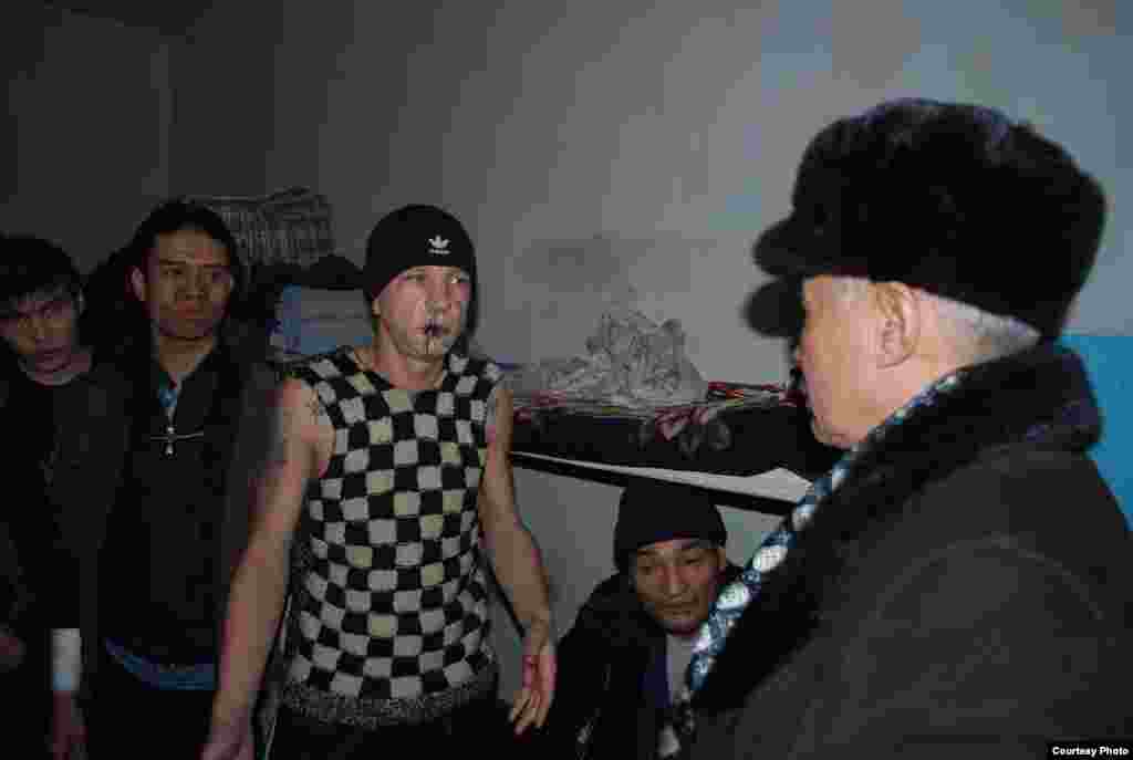 Акыйкатчы Бишкектеги 1-тергөө абагында оозун төөнөп алгандар менен жолугушууда. 25-январь, 2012.