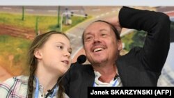 Tînăra activistă Greta Thunberg cu tatăl ei, Svante, la o conferință de presă în Polonia