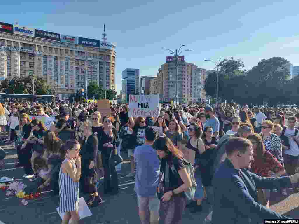 Aproximativ 4.000 de femei și bărbați s-au adunat marți, în Piața Victoriei, în fața sediului Guvernului României, pentru a cere o lege a femicidului. „Fiecare femeie ucisă este dovada unui sistem care a eșuat, iar acest eșec este criminal”, spun organizatorii protestului.