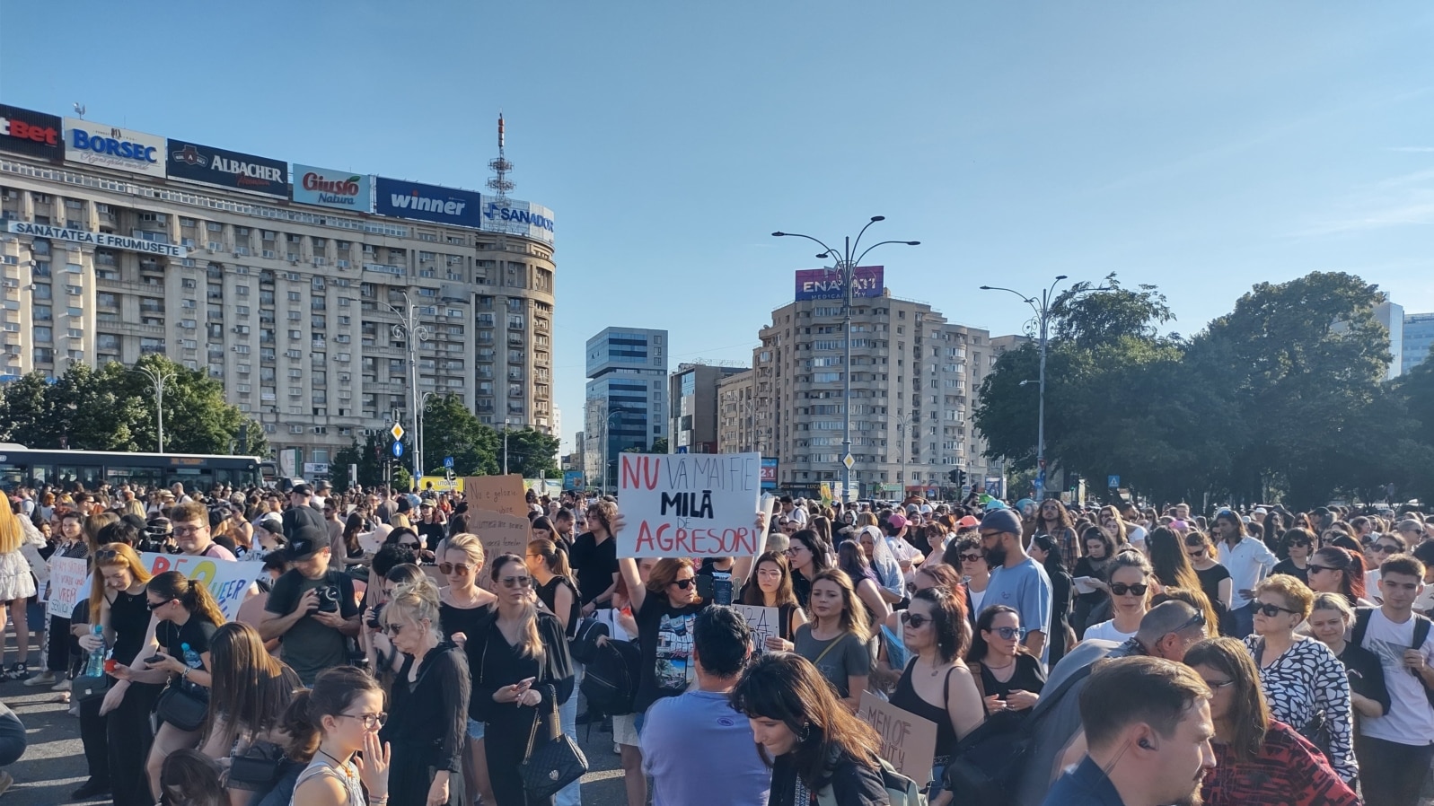 Aproximativ 4.000 de femei și bărbați s-au adunat marți, în Piața Victoriei, în fața sediului Guvernului României, pentru a cere o lege a femicidului. „Fiecare femeie ucisă este dovada unui sistem care a eșuat, iar acest eșec este criminal”, spun organizatorii protestului. 