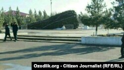 Ўзбекистонда қулаб тушган арчалардан бири.