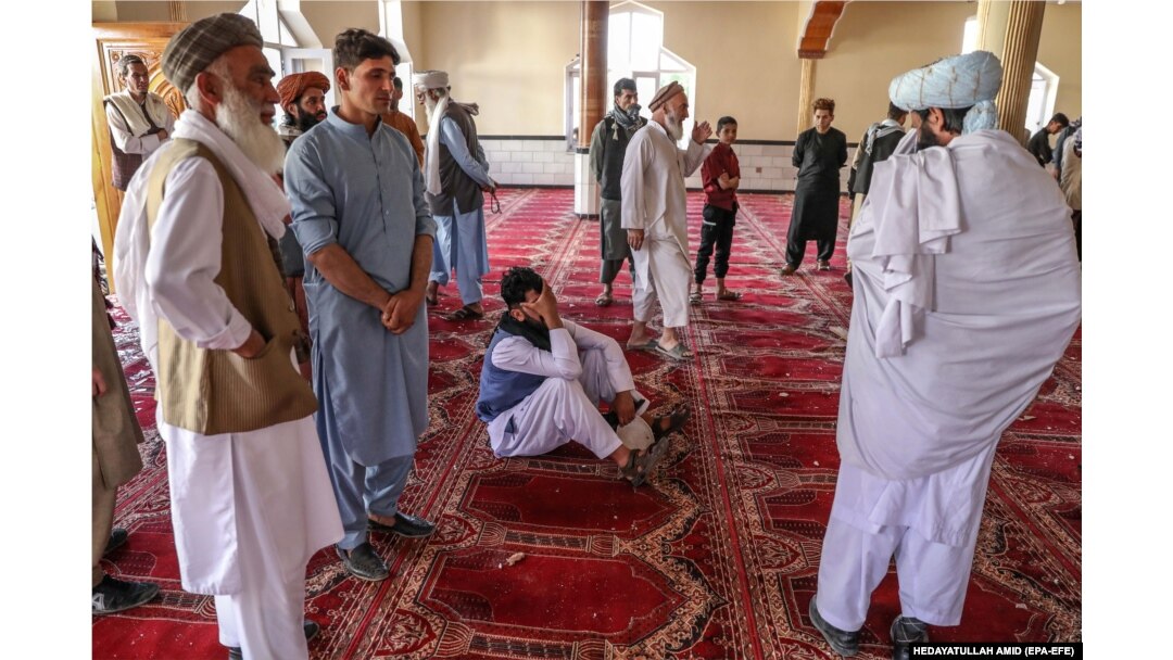 Віряни в мечеті в Кабулі після вибуху, 14 травня 2021 року