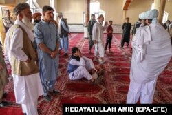 Віряни в мечеті в Кабулі після вибуху, 14 травня 2021 року