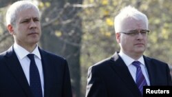 Președinții Boris Tadic și Ivo Josipovic la mormîntul în masă de la Ovcara lîngă Vukovar