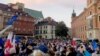 Manifestanții pro-Uniunea Europeană au inundat centrul Varșoviei duminică, 10 octombrie 2021, după ce săptămâna trecută, Tribunalul Constituțional din Polonia a decis, contrar principiilor fundamentale ale Uniunii, că legislația europeană nu este obligatorie în toate privințele. 