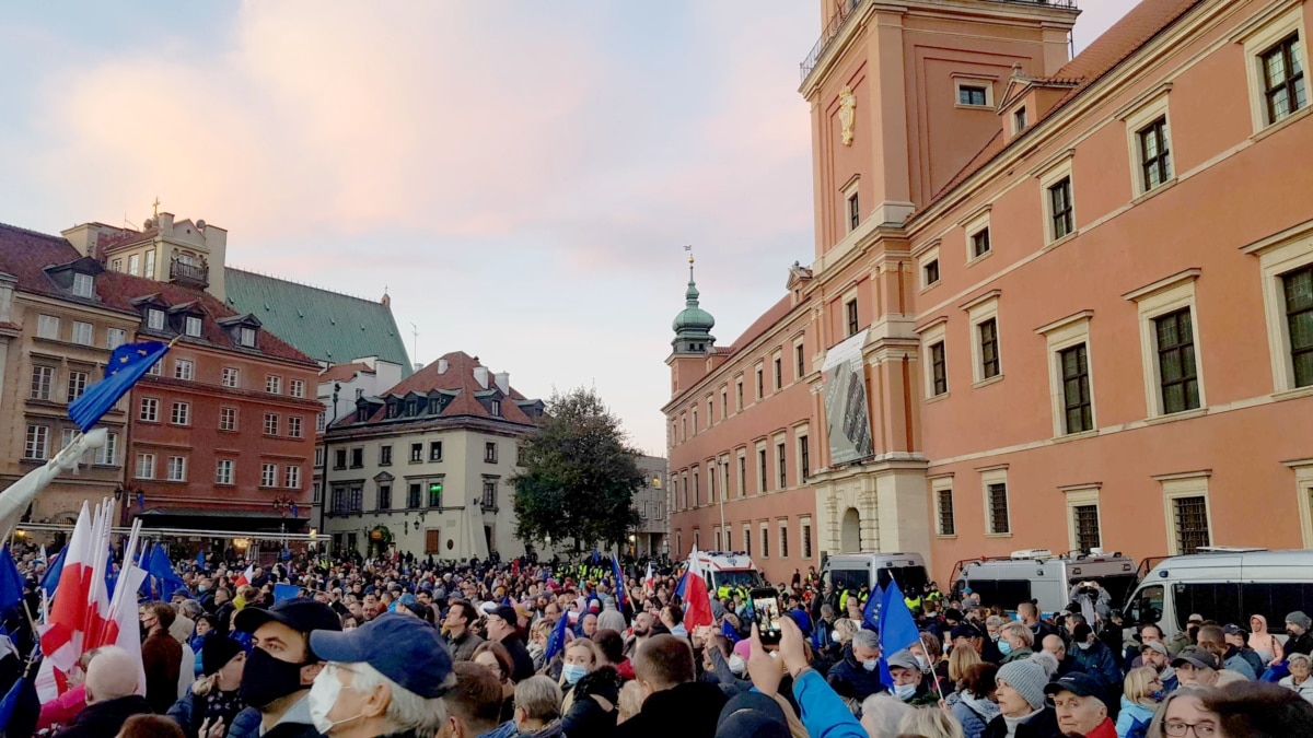 У Польщі відбулися масові акції за збереження країни в Євросоюзі