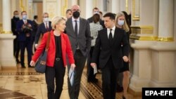 Predsjednica Evropske komisije Ursula von der Leyen, šef Evropskog vijeća Charles Michel i predsjednik Ukrajine Volodimir Zelenski u Kijevu 12. oktobra