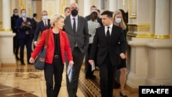 Ukrainian President Volodymyr Zelenskiy (right) walks with European Council President Charles Michel (center), and European Commission President Ursula von der Leyen (L) at the summit in Kyiv on October 12.