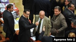 Președintele PSD, Victor Ponta (deputat), și președintele fondator al PC, Dan Voiculescu (senator), la dezbaterea unei moțiuni de cenzură depuse de PSD+PC și PNL împotriva guvernului Boc pe 18 octombrie 2010. Moțiunea nu a fost adoptată.