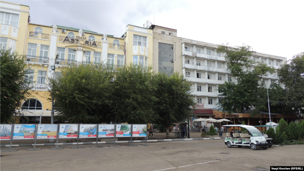 На площади перед вокзалом, где находится некогда престижная гостиница &laquo;Астория&raquo;, разместили информационно-рекламные стенды с информацией о достижениях в Крыму за годы после российской аннексии