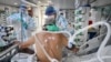 Personalul medical îngrijesc un pacient infectat cu Covid în interiorul unui spital mobil. 