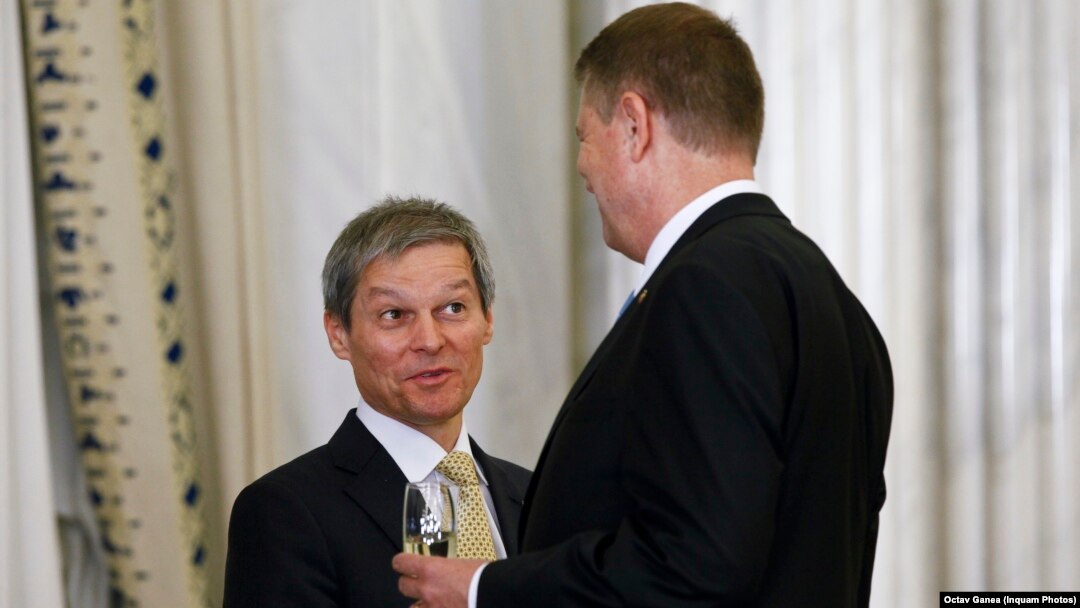 Dacian Cioloș a fost desemnat premier de președintele Klaus Iohannis, însă șansele ca guvernul propus de el să fie votat de Parlament sunt mici. 