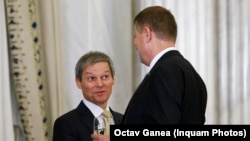 Președintele Klaus Iohannis în 2015, atunci când Dacian Cioloș a depus jurământul de învestitură. 