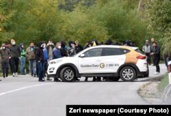 Stejt dipartment navodi i napade na nekoliko novinara iz medija na albanskom i srpskom jeziku, uključujući Radio Slobodna Evropa (fotografija sa blokade kod Zvečana kada su napadnuti novinar i kamerman RSE) oktobar 2021)