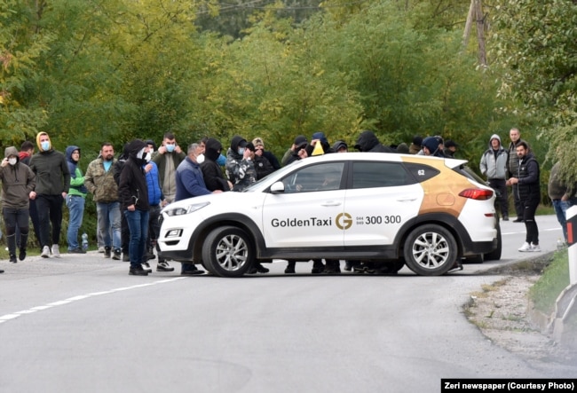 Stejt dipartment navodi i napade na nekoliko novinara iz medija na albanskom i srpskom jeziku, uključujući Radio Slobodna Evropa (fotografija sa blokade kod Zvečana kada su napadnuti novinar i kamerman RSE) oktobar 2021)