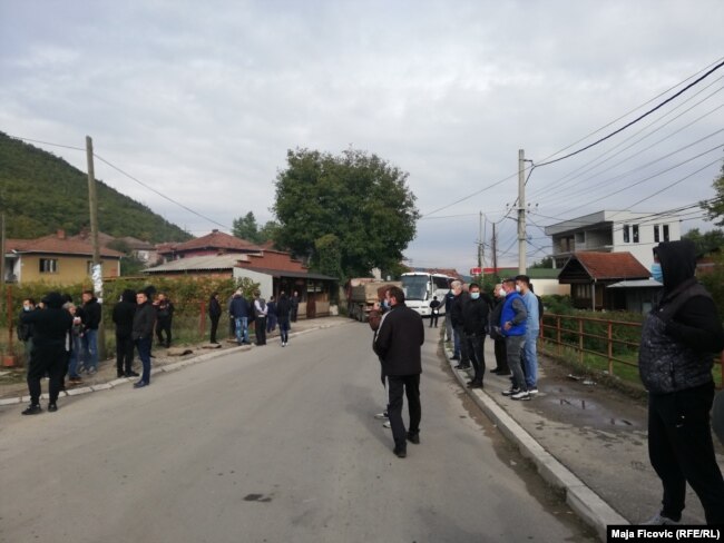 Banorët lokalë në Zveçan kanë vendosur në rrugë një kamion, për të bllokuar rrugën, teksa Policia e Kosovës po zhvillon një operacion kundër kontrabandës së mallrave.