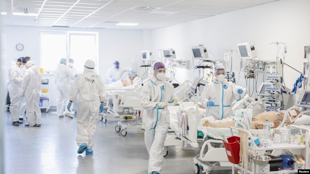 Medicinski radnici liječe pacijente od korona virusa u Batajnica COVID bolnici u Beogradu, Srbija, 4. oktobar 2021. godine