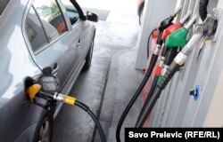 NIS na tržištu Balkana upravlja mrežom od preko 400 benzinskih stanica u dva brenda – NIS Petrol i premijum brend GAZPROM (punjenje goriva na jednoj od benzinskih pumpi na Balkanu)