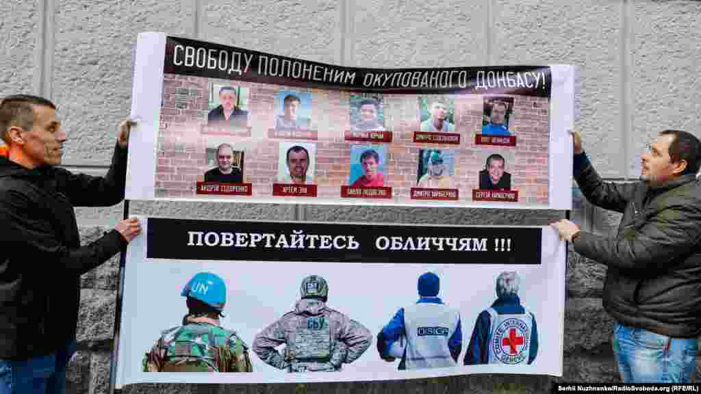 Напис на плакаті: &laquo;Свободу полоненим окупованого Донбасу!&raquo;