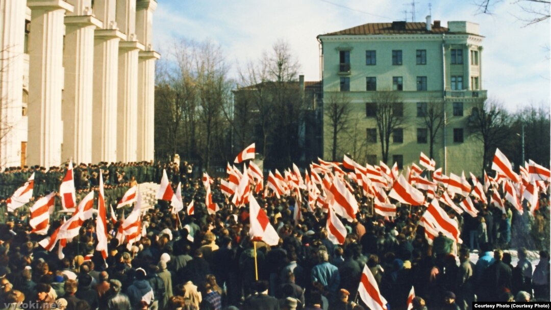 Мітынгоўцы перад будыгкам тэлецэнтру, 24 сакавіка 1996.
