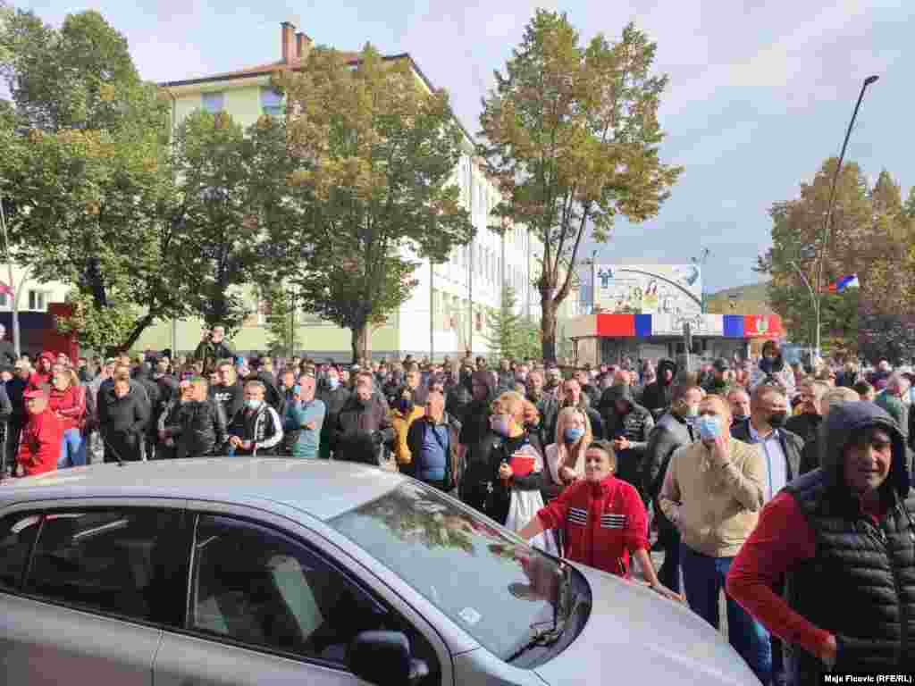 Qytetarët në Mitrovicë të Veriut u mblodhën pranë Shkollës Teknike për të kundërshtuar aksionin policor. Kjo komunë është e banuar me shumicë serbe. 13 tetor 2021.&nbsp;