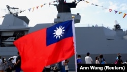 Publicul vizitează o fregată a forțelor navale franceze ancorată în Taiwan, 9 octombrie 2021.