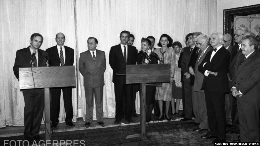 Participarea secretarului general al NATO, Manfred Worner, la inaugurarea Centrului Euro Atlantic de la Bucuresti, în 1992, alături de premierul Theodor Stolojan, președintele Ion Iliescu, ministrul de externe Adrian Nastase, președintele PNȚCD, Corneliu Coposu, și unul din liderii PNȚ, Ion Ratiu, alături de liderul PNL,Radu Câmpeanu.