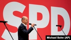 Olaf Scholz, a Szociáldemokrata Párt (SPD) kancellárjelöltje meg érkezik a párt berlini központjába, 2021. szeptember 27-én