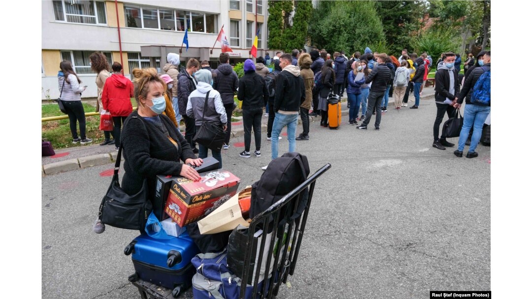 La Universitatea Transilvania din Brașov, studenții vaccinați au primit locuri gratuite în cămine. Urmează burse pentru cei care nu se vaccinaseră până la începerea anului universitar, dar sunt dispuși să o facă. (Imagine generică - cazare studenți)