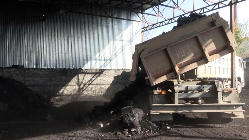 В Бишкеке начали продавать уголь по 3 тысячи сомов, за ним выстроилась большая очередь