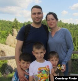 Родина Володимира і Надії Сироватків, які усиновили трьох дітей