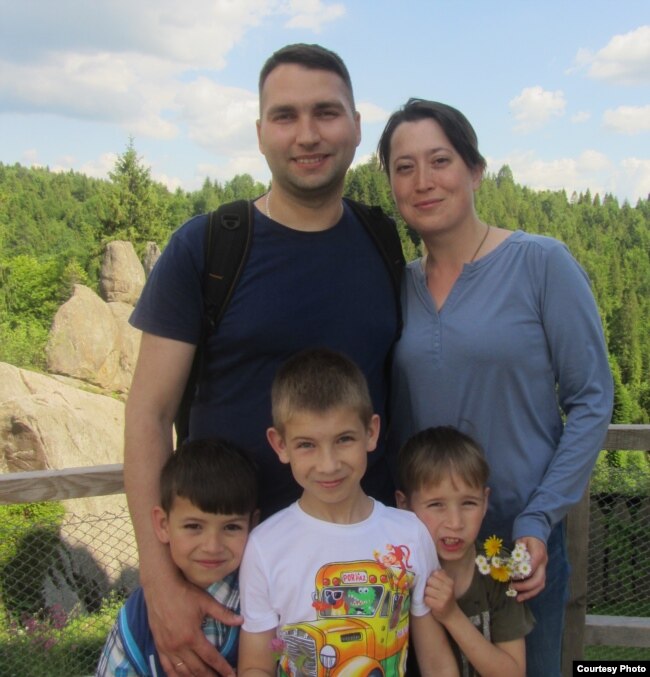 Родина Володимира і Надії Сироватків, які усиновили трьох дітей