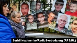 Фотографії людей, які зникли безвісти. Рідні тих, хто зник при нез'ясованих обставинах, проводять акції у центрі Києва, вимагаючи від держави розшуку своїх близьких