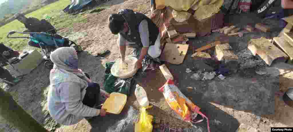 Bolani su posebna vrsta tankog hljeba u Afganistanu. Tradicionalno se peku na željeznoj rešetki.​