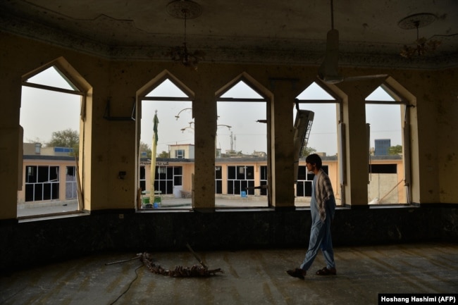 Muškarac pregleda štetu u šiitskoj džamiji Saied Abad u Kunduzu dan nakon što je 8. oktobra izvršen samoubilački bombaški napad na vjernike.