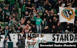 Az FTC–Real Betis Európa-liga-mérkőzésen örülnek a hazai szurkolók a ferencvárosi színekben játszó albán Myrto Uzuni egyenlítő góljának; a meccs végül 1–3 lett a Betis javára 2021. szeptember 30-án