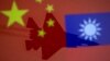 На цій ілюстрації зображені національні прапори Китаю і Тайваню (праворуч) та військовий літак