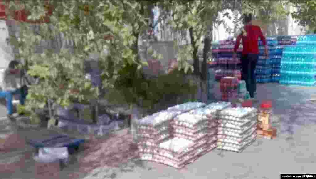 30 ýyl bäri ýumurtga bolçulygyny &quot;döredýän&quot; Aşgabatda 30 sany ýumurtga 65-75 manatdan satylýar.&nbsp;Aşgabat, 2021.&nbsp;