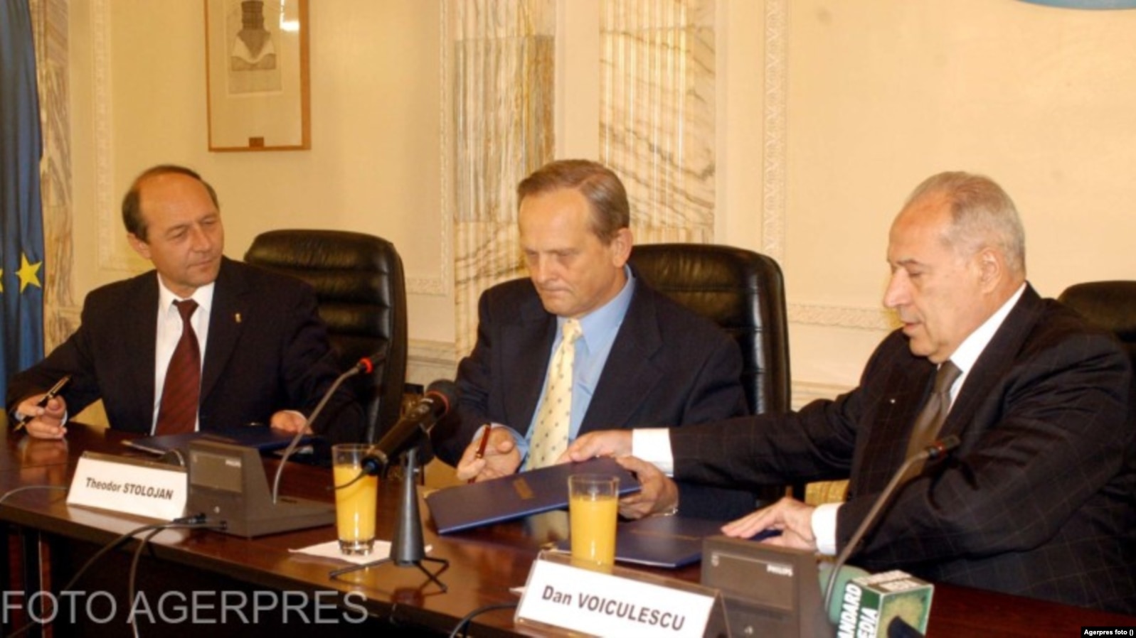 La 15 octombrie 2003, președintele PD, Traian Băsescu, cel al PNL, Teodor Stolojan, și președintele PUR, Dan Voiculescu semnează Protocolului Alianței PD-PNL-PUR privind colaborarea legată de refendumul constituțional.